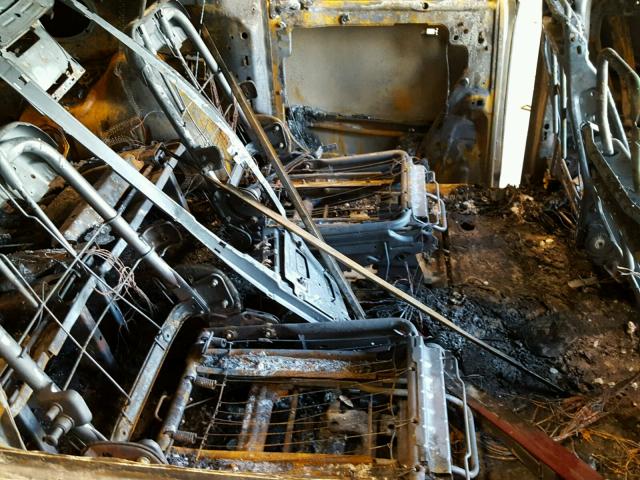 2V4RW3DG0BR637418 - 2011 VOLKSWAGEN ROUTAN SE MAROON photo 6