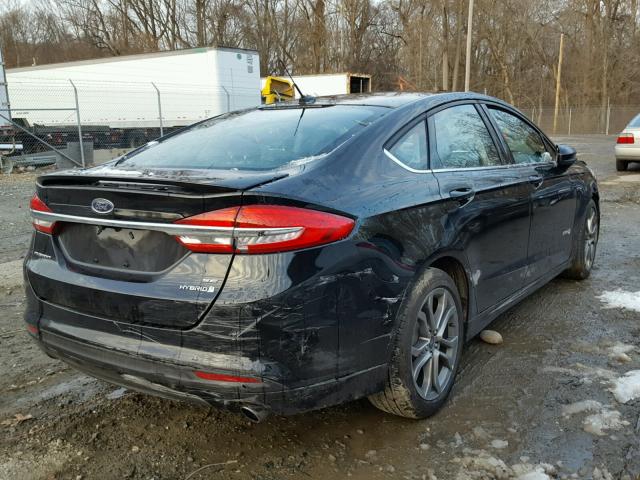 3FA6P0LU8HR295922 - 2017 FORD FUSION SE BLACK photo 4