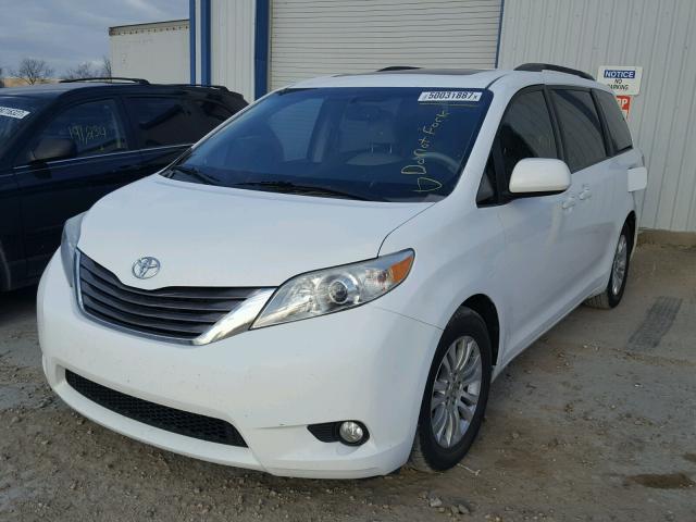 5TDYK3DC5BS151435 - 2011 TOYOTA SIENNA XLE WHITE photo 2