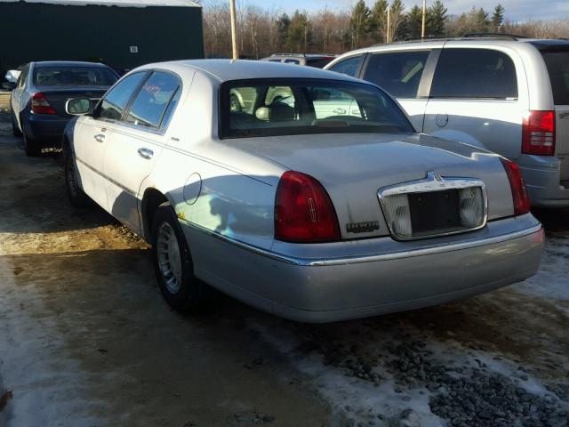 1LNHM81W9YY935356 - 2000 LINCOLN TOWN CAR E SILVER photo 3