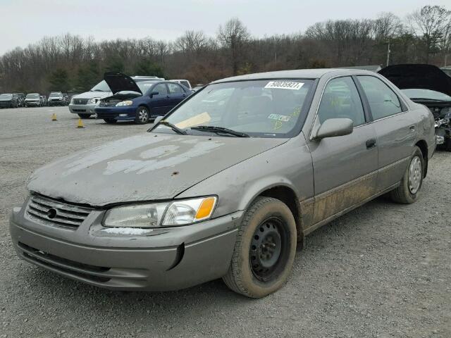 4T1BG22K8WU207375 - 1998 TOYOTA CAMRY CE SILVER photo 2