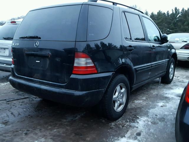 4JGAB54E3YA158206 - 2000 MERCEDES-BENZ ML 320 BLACK photo 4