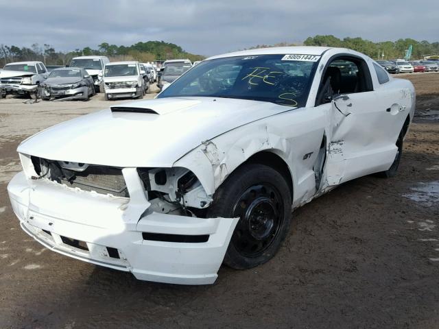 1ZVFT82HX65227028 - 2006 FORD MUSTANG GT WHITE photo 2