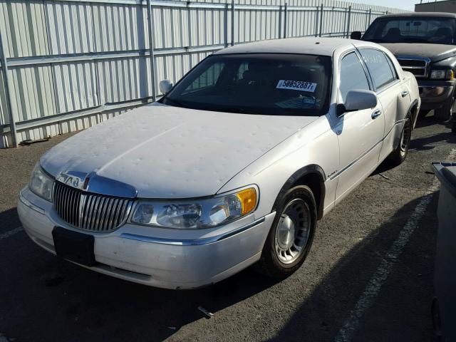 1LNHM81W51Y654127 - 2001 LINCOLN TOWN CAR E WHITE photo 2