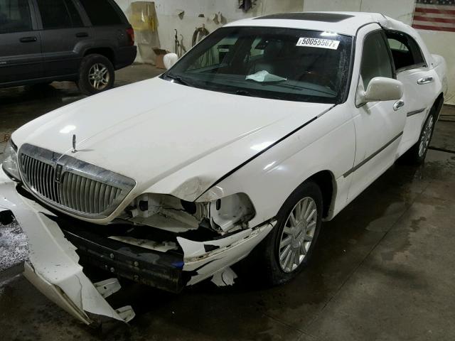 1LNHM82W83Y611578 - 2003 LINCOLN TOWN CAR S WHITE photo 2