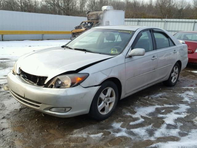 4T1BA32K24U505036 - 2004 TOYOTA CAMRY SE SILVER photo 2