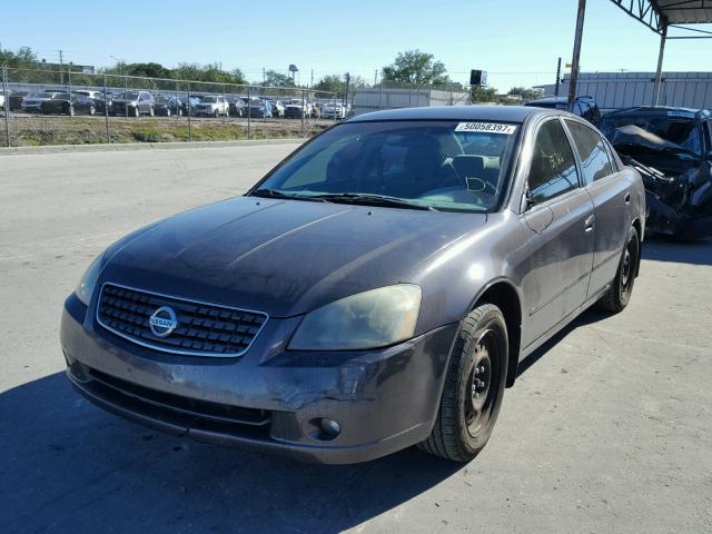 1N4AL11D25C295388 - 2005 NISSAN ALTIMA S GRAY photo 2