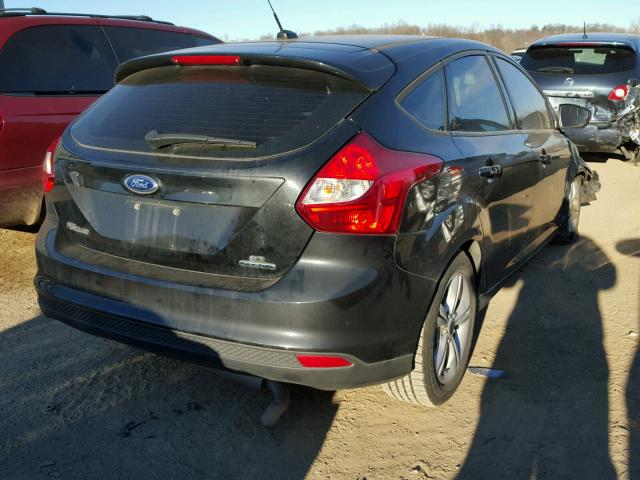 1FADP3K2XEL439988 - 2014 FORD FOCUS SE BLACK photo 4