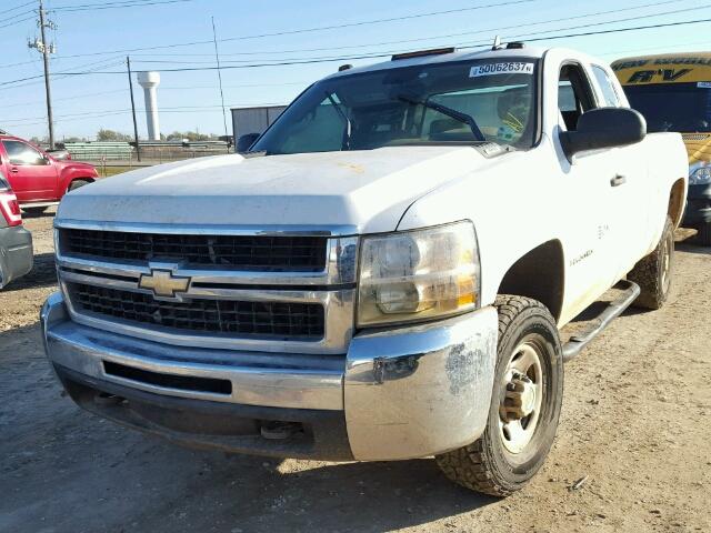 1GCHC29K08E105324 - 2008 CHEVROLET SILVERADO WHITE photo 2