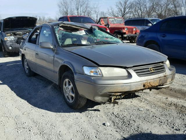 4T1BG28K5WU263975 - 1998 TOYOTA CAMRY CE GRAY photo 1