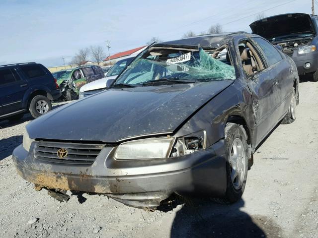 4T1BG28K5WU263975 - 1998 TOYOTA CAMRY CE GRAY photo 2