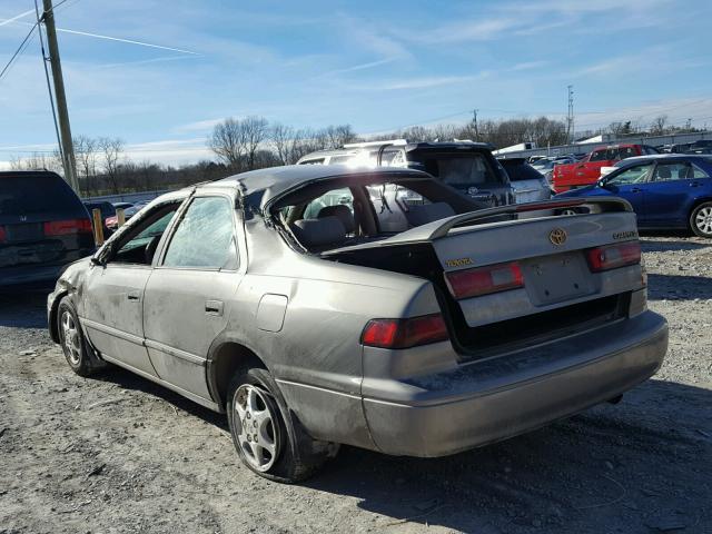 4T1BG28K5WU263975 - 1998 TOYOTA CAMRY CE GRAY photo 3