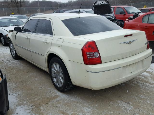 2C3LA53G28H259164 - 2008 CHRYSLER 300 TOURIN WHITE photo 3