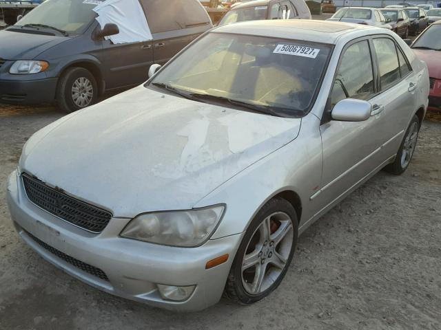 JTHBD192X20054799 - 2002 LEXUS IS 300 SILVER photo 2