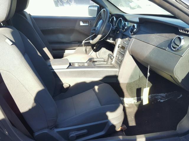 1ZVHT80N575199710 - 2007 FORD MUSTANG GRAY photo 5