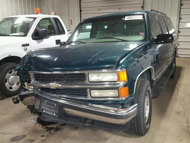 1GNFK16R8XJ506090 - 1999 CHEVROLET SUBURBAN K GREEN photo 2