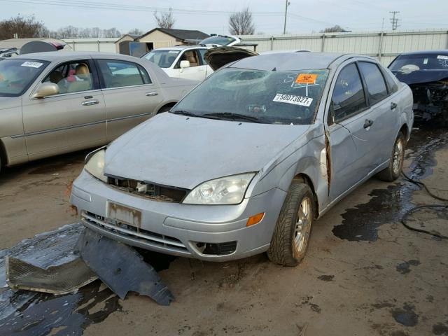 1FAFP34N15W160346 - 2005 FORD FOCUS ZX4 SILVER photo 2