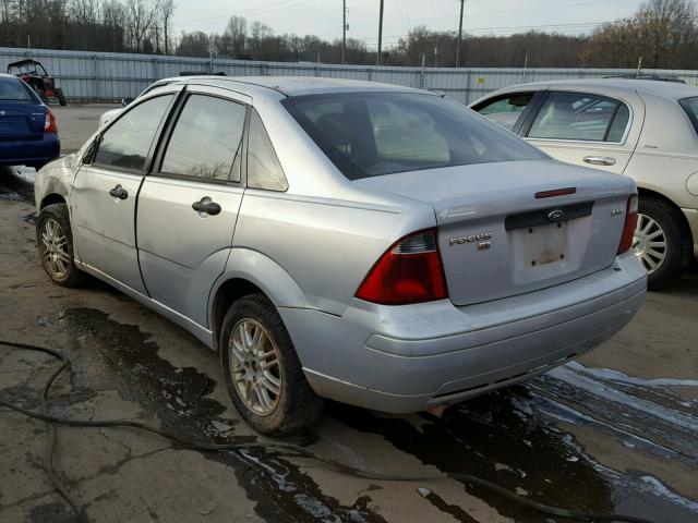 1FAFP34N15W160346 - 2005 FORD FOCUS ZX4 SILVER photo 3