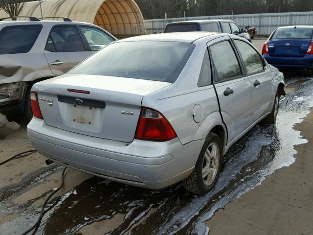 1FAFP34N15W160346 - 2005 FORD FOCUS ZX4 SILVER photo 4