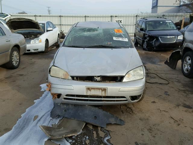 1FAFP34N15W160346 - 2005 FORD FOCUS ZX4 SILVER photo 7