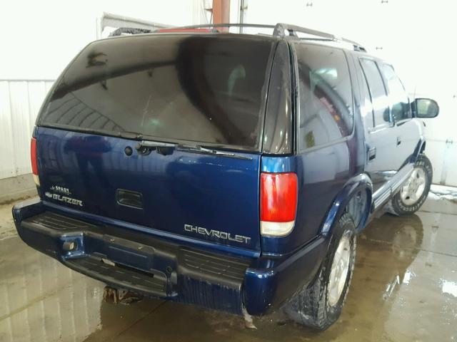 1GNDT13W712105470 - 2001 CHEVROLET BLAZER BLUE photo 4