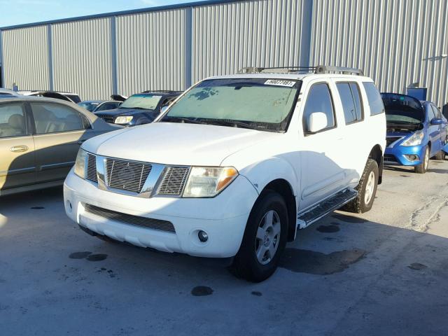 5N1AR18U65C719021 - 2005 NISSAN PATHFINDER WHITE photo 2