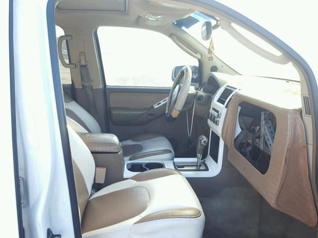 5N1AR18U65C719021 - 2005 NISSAN PATHFINDER WHITE photo 5