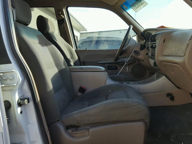 1FMZU77E92UB71570 - 2002 FORD EXPLORER S WHITE photo 5