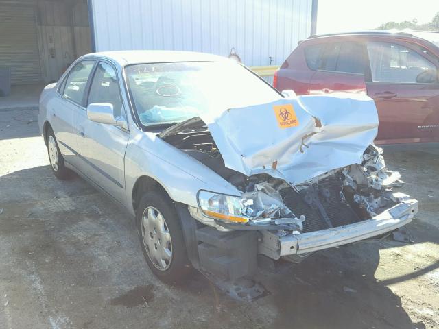 1HGCG5641YA035640 - 2000 HONDA ACCORD LX SILVER photo 1