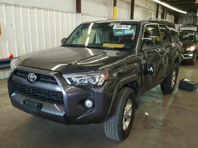 JTEBU5JR5J5532173 - 2018 TOYOTA 4RUNNER SR GRAY photo 2
