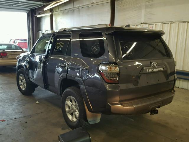 JTEBU5JR5J5532173 - 2018 TOYOTA 4RUNNER SR GRAY photo 3