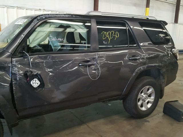 JTEBU5JR5J5532173 - 2018 TOYOTA 4RUNNER SR GRAY photo 9