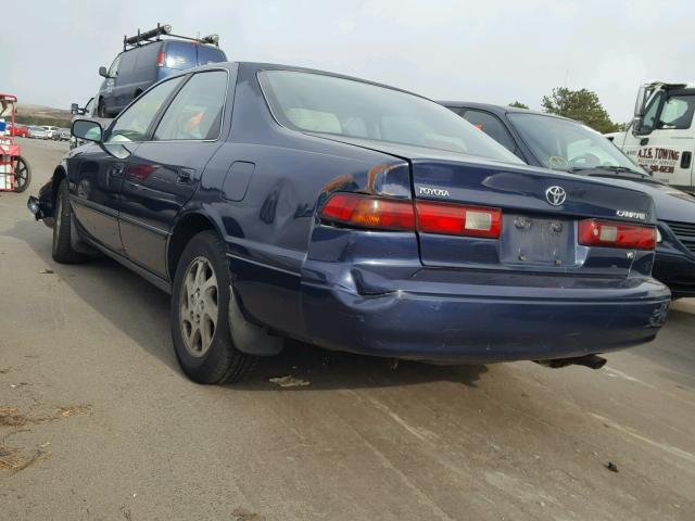 JT2BF28K6W0102574 - 1998 TOYOTA CAMRY LE BLUE photo 3