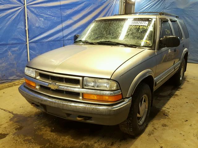 1GNDT13W912155660 - 2001 CHEVROLET BLAZER BEIGE photo 2