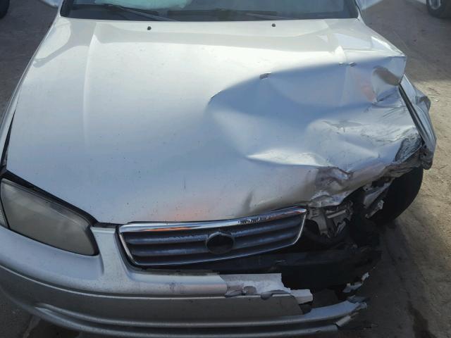 JT2BF28K5Y0264246 - 2000 TOYOTA CAMRY LE ვერცხლისფერი ფოტო 7