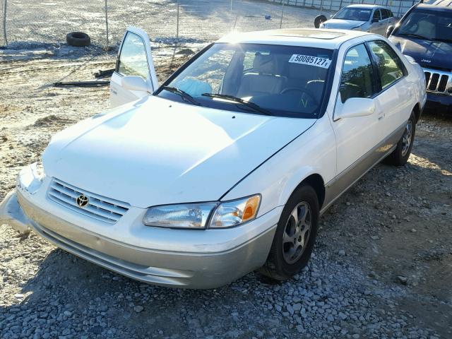 JT2BG28K0X0327586 - 1999 TOYOTA CAMRY LE WHITE photo 2