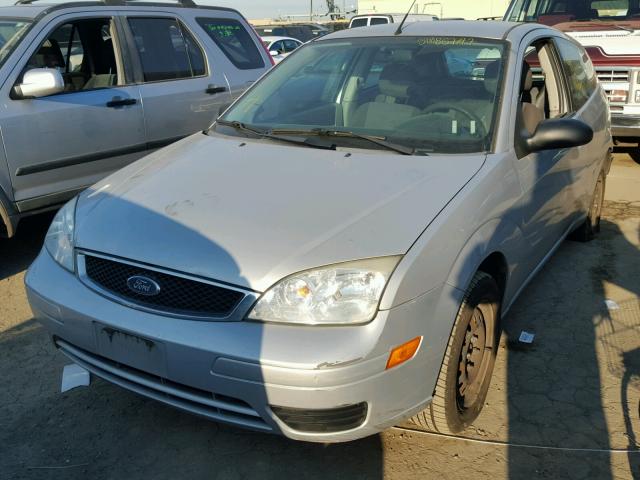 1FAFP31N27W268871 - 2007 FORD FOCUS ZX3 SILVER photo 2