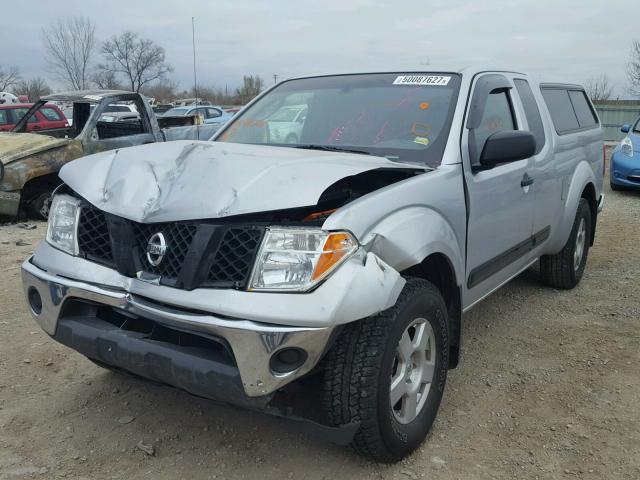 1N6AD06W47C447411 - 2007 NISSAN FRONTIER K SILVER photo 2