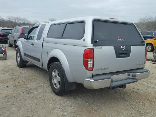 1N6AD06W47C447411 - 2007 NISSAN FRONTIER K SILVER photo 3