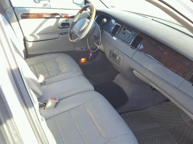1LNHM82W11Y621723 - 2001 LINCOLN TOWN CAR S WHITE photo 5
