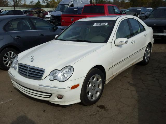 WDBRF84JX5F608540 - 2005 MERCEDES-BENZ C 320 4MAT WHITE photo 2