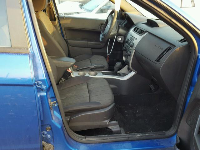 1FAHP3FN7BW195197 - 2011 FORD FOCUS SE BLUE photo 5