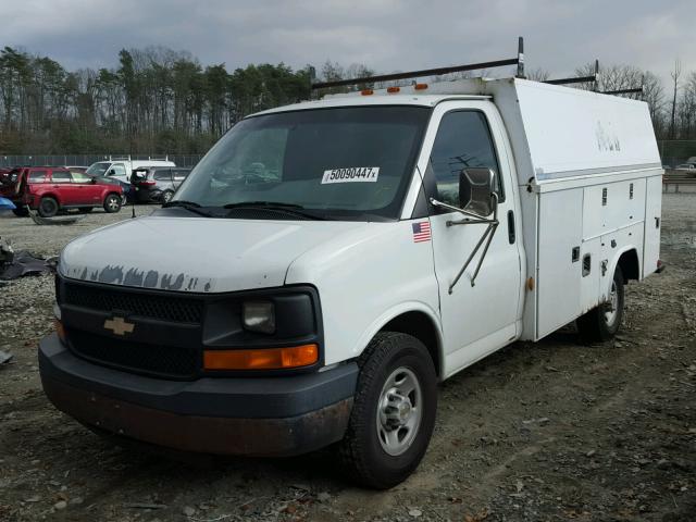 1GBHG31U341245963 - 2004 CHEVROLET EXPRESS G3 WHITE photo 2