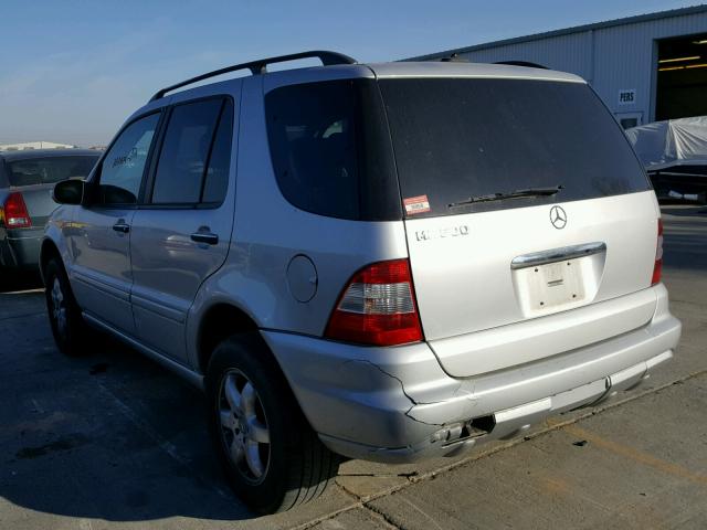 4JGAB75E62A301845 - 2002 MERCEDES-BENZ ML 500 SILVER photo 3