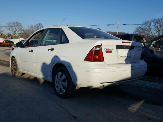 1FAFP34N45W190750 - 2005 FORD FOCUS ZX4 WHITE photo 3