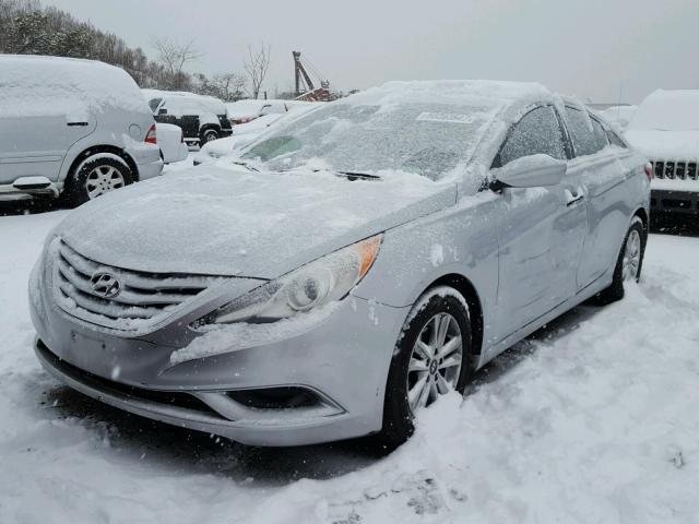 5NPEB4AC4DH709541 - 2013 HYUNDAI SONATA GLS SILVER photo 2