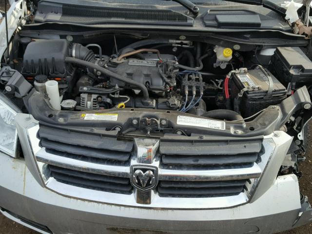 2D4RN5D19AR106725 - 2010 DODGE GRAND CARA SILVER photo 7