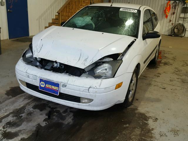 3FAHP31333R143558 - 2003 FORD FOCUS ZX3 WHITE photo 2