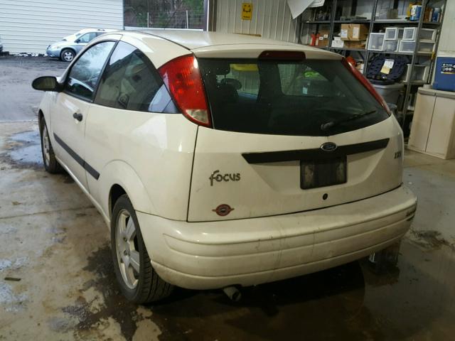 3FAHP31333R143558 - 2003 FORD FOCUS ZX3 WHITE photo 3