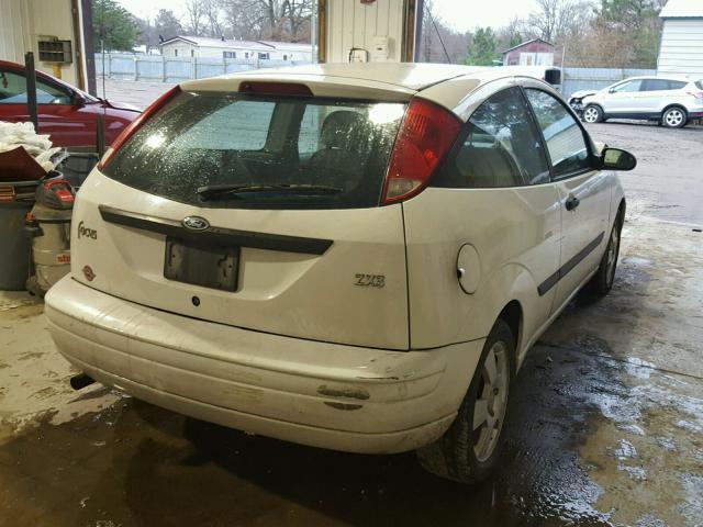 3FAHP31333R143558 - 2003 FORD FOCUS ZX3 WHITE photo 4